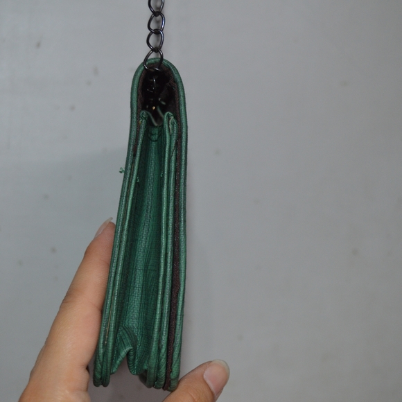 Green Sling Bag - Picture 3 of 4